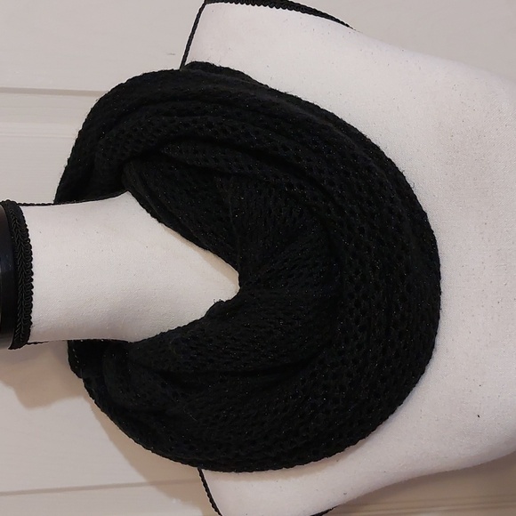 Steve Madden Black Mesh Eternity Scarf Wrap - Picture 4 of 7